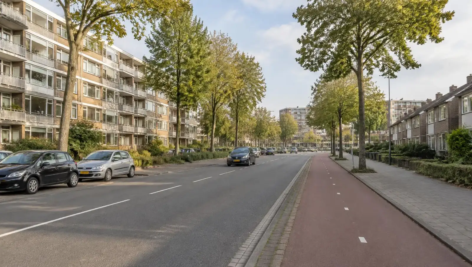 Rijschool Op Dreef – lesgebied Overvecht Utrecht Brede laan met auto's en fietspad in de woonwijk Overvecht in Utrecht