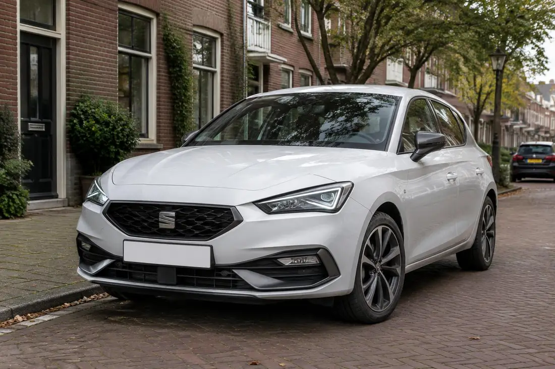 Witte Seat Leon lesauto van Rijschool Op Dreef in een Utrechtse straat